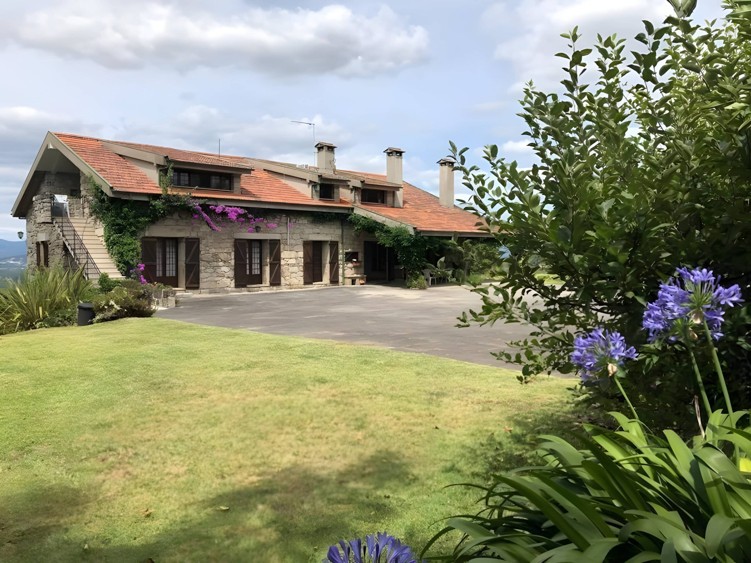 Casa do Alto - The house and gardens - Back facade of house 01